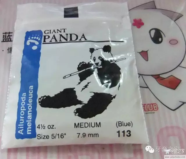 牙齒矯正過程中，有時需要正畸患者自行配戴橡皮筋，這種彈力橡皮圈(elastics)主要掛在矯治裝置（托槽、牽引鉤）之間，產(chǎn)生彈力作用于牙齒和牙弓(dental arch)。